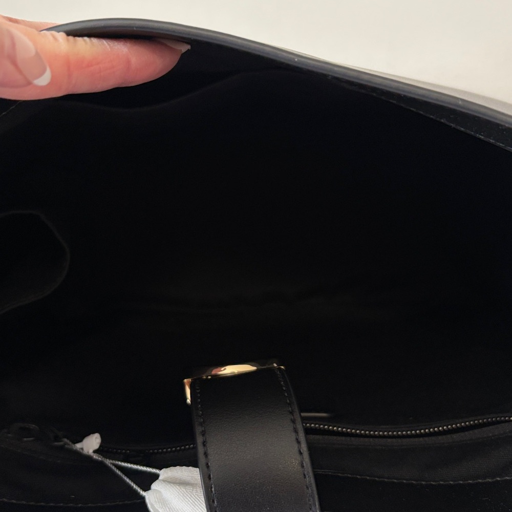 Lululemon Leather Alternative Shoulder Bag Black Gold 8L Dust Bag Pockets NEW - Picture 9 of 15